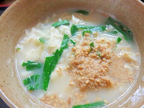 ニラと胡麻入りラーメン